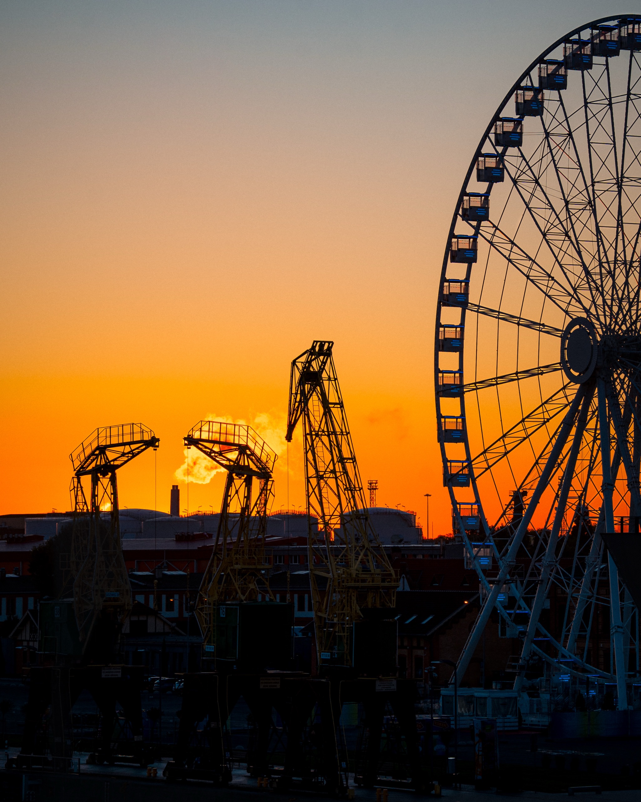 Silhouettes of cranes and a waterwheel in Szczecin at sunset, Sigma 28–105mm